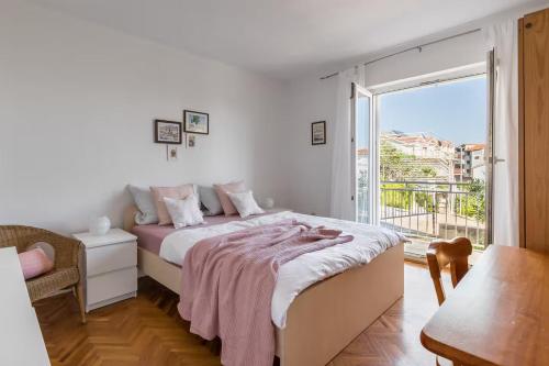 Holiday home with several apartments, a pool, sea views and a barbecue near Split