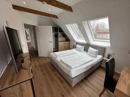 a large bedroom with a bed and a window at StrandBerg's Onkel Tommys Hütte in Braunlage