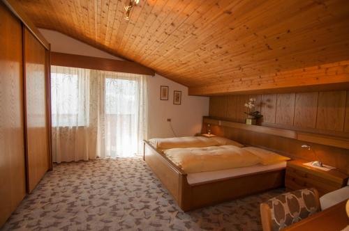Tempat tidur dalam kamar di Klostergut