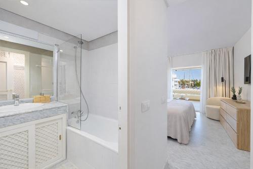 WintowinRentals Premium Apartment with Terrace and Stunning Views in Puerto Marina