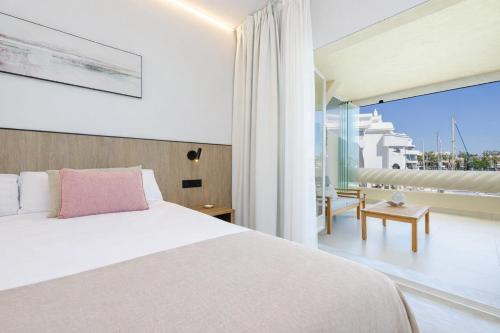 WintowinRentals Premium Apartment with Terrace and Stunning Views in Puerto Marina