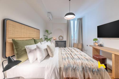 Spacious Athenian Hacienda with fireplace Near Plaka