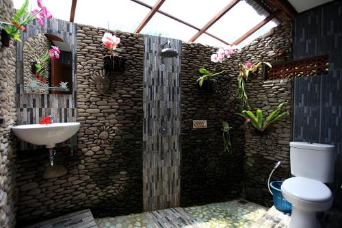 Ett badrum på Ayu Homestay