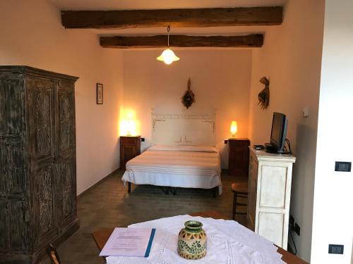 Cura NuovaにあるCasale San Giovanniのベッドルーム1室(ベッド1台、テーブル付)