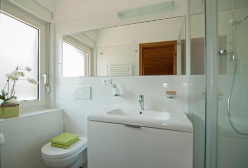カルテルベッロにあるKlostergutのバスルーム(洗面台、トイレ、鏡付)