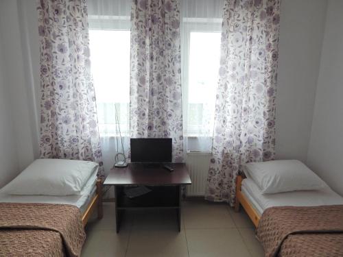 Ένα ή περισσότερα κρεβάτια σε δωμάτιο στο Hostel Wólka Kosowska z prywatnymi łazienkami