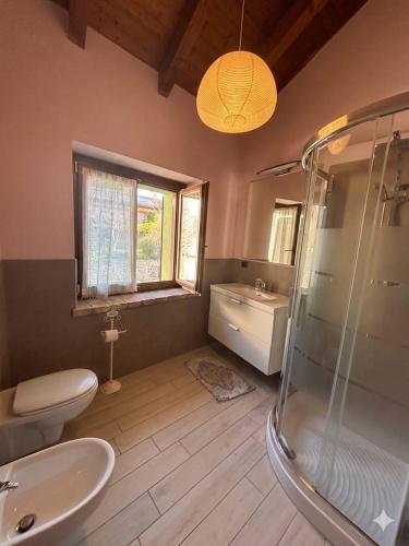 une salle de bains avec douche, toilettes et lavabo dans l'établissement La Ca' Tòrta - Rustico ristrutturato, à Neviano degli Arduini