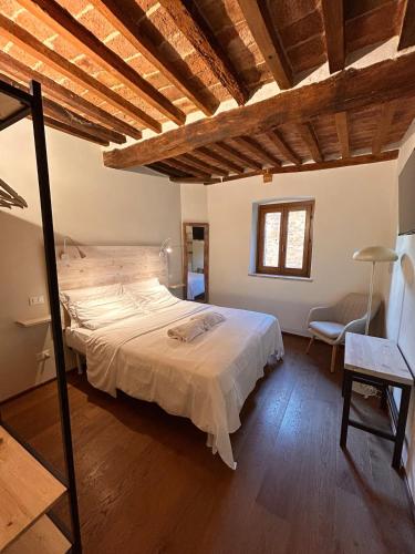 a bedroom with a large bed in a room at CasaGozzante in Pienza