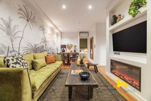 Romantic Athenian Hacienda with Jacuzzi & Fireplace