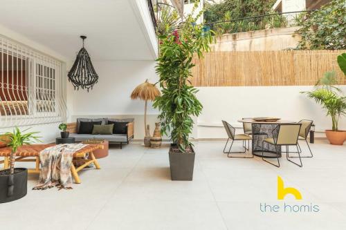 Romantic Athenian Hacienda with Jacuzzi & Fireplace