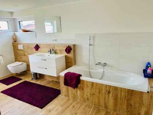 a bathroom with a large tub and a sink at Auszeit im Grünen, ideal für Ausflüge ins Legoland, Allgäu oder Skylinepark in Waltenhausen