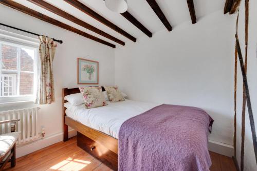 a bedroom with a bed with a purple blanket at 3 Bed in Westleton oc-swc in Westleton