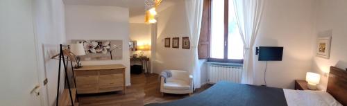 a bedroom with a bed and a desk and a chair at Civico 10 in Gubbio