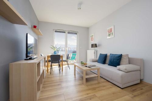 Bright & Functional Apartment with Parking and Balcony by Noclegi Renters