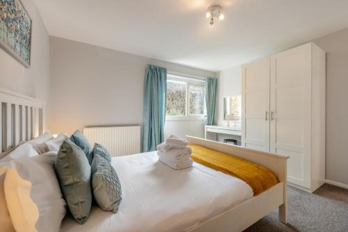 a bedroom with a large white bed with pillows at 3 Bed in Croyde oc-f33111 in Croyde