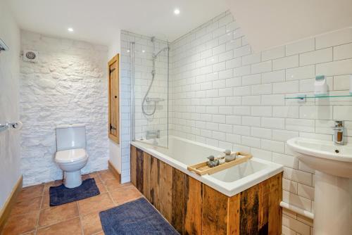 a bathroom with a tub and a toilet and a sink at 2 Bed in Clevedon oc-t30786 in Clevedon