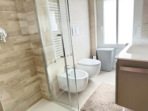a bathroom with a shower and a toilet and a sink at Vittorio city apartment, Milano, Centro in Melzo