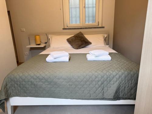 a bedroom with a bed with two towels on it at Vittorio city apartment, Milano, Centro in Melzo