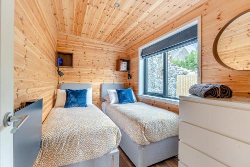 a bedroom with two beds in a tiny house at 2 Bed in Strathmiglo oc-w32098 in Strathmiglo