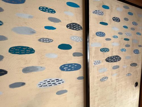 a book cover with a pattern of rocks at 海と西一棟貸し宿 in Saitsuno
