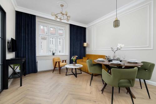 Elegant Apartment with a Work Space Close to the City Center by Noclegi Renters