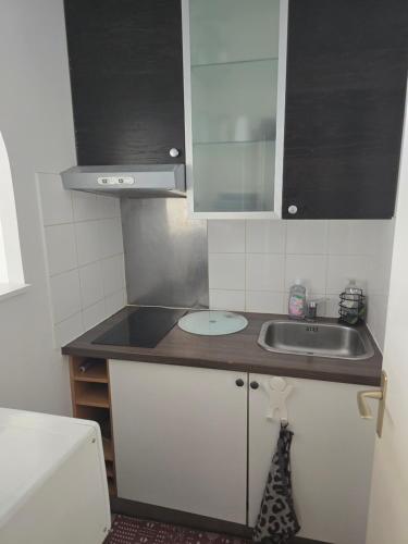 una piccola cucina con lavello e bancone di Cosy Studio Close Eiffel Tower a Parigi