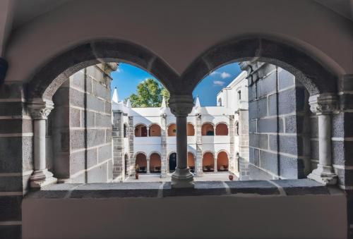 Convento do Espinheiro, Historic Hotel & Spa — Inner courtyard view