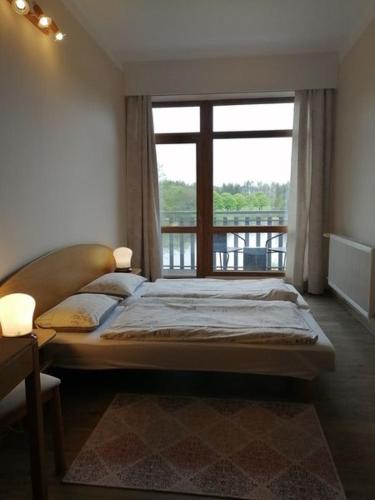 En eller flere senger på et rom på Hotel Chytrov