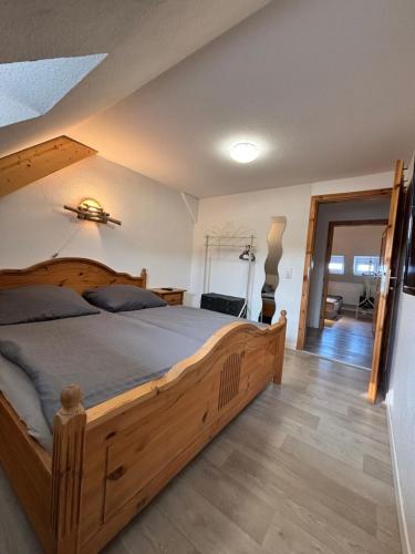a bedroom with a wooden bed in a room at Ferienwohnung Elbbrise in Riesa