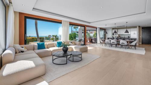 VACATION MARBELLA I Villa Paraiso The View, 6 BDR, Modern Villa, Infinity Heated Pool, Gated Community, Cinema Room, Sea View, Golf Courses