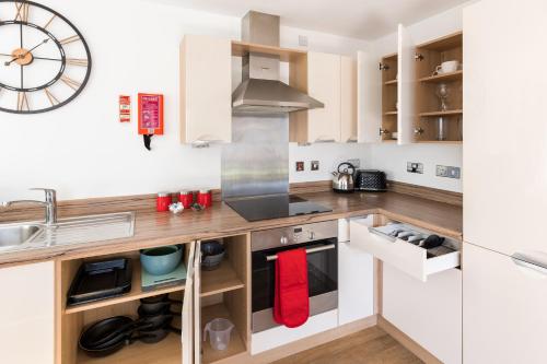 The Bell Suite by Prime Stays - Stylish 2 Bedroom in City Centre With Balcony & Gated Parking photo 29