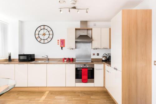 The Bell Suite by Prime Stays - Stylish 2 Bedroom in City Centre With Balcony & Gated Parking photo 5