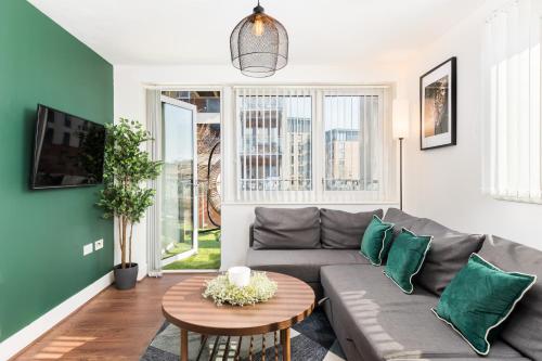 The Bell Suite by Prime Stays - Stylish 2 Bedroom in City Centre With Balcony & Gated Parking photo 8
