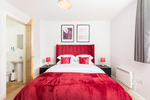 The Bell Suite by Prime Stays - Stylish 2 Bedroom in City Centre With Balcony & Gated Parking photo 14