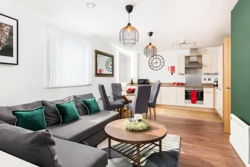 The Bell Suite by Prime Stays - Stylish 2 Bedroom in City Centre With Balcony & Gated Parking photo 1