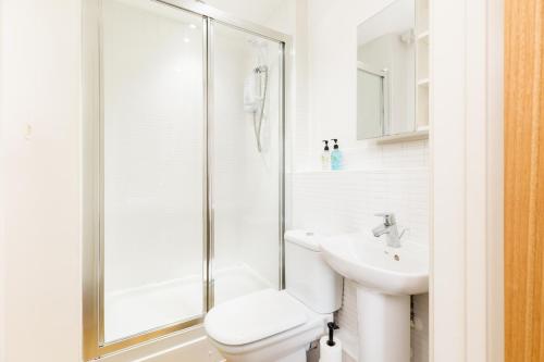 The Bell Suite by Prime Stays - Stylish 2 Bedroom in City Centre With Balcony & Gated Parking photo 17