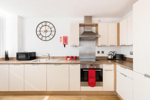 The Bell Suite by Prime Stays - Stylish 2 Bedroom in City Centre With Balcony & Gated Parking photo 23