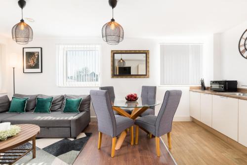 The Bell Suite by Prime Stays - Stylish 2 Bedroom in City Centre With Balcony & Gated Parking photo 12