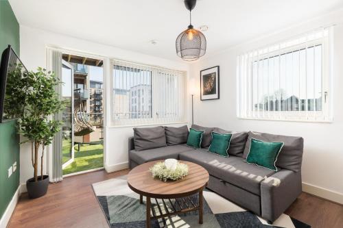 The Bell Suite by Prime Stays - Stylish 2 Bedroom in City Centre With Balcony & Gated Parking photo 9