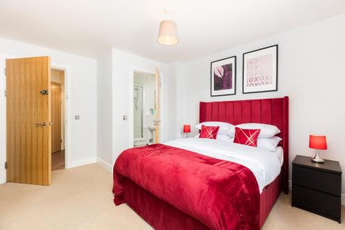 The Bell Suite by Prime Stays - Stylish 2 Bedroom in City Centre With Balcony & Gated Parking photo 3