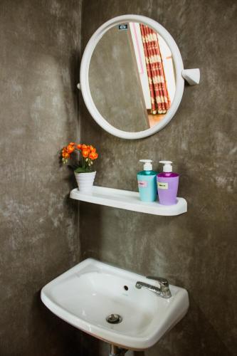 a bathroom with a white sink and a mirror at Ban Klong Srabua in Phra Nakhon Si Ayutthaya