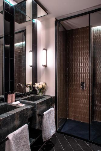 a bathroom with two sinks and a shower at Serras Sevilla in Seville