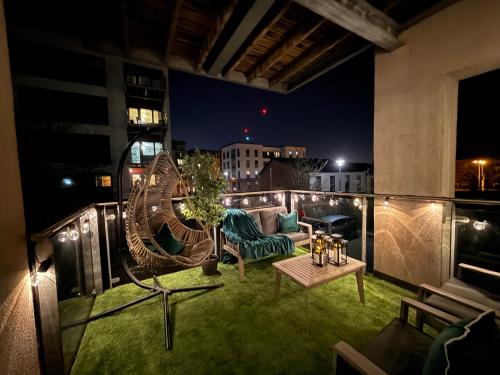 The Bell Suite by Prime Stays - Stylish 2 Bedroom in City Centre With Balcony & Gated Parking photo 6