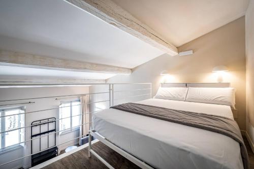 YD charming two-level apartment in central Florence