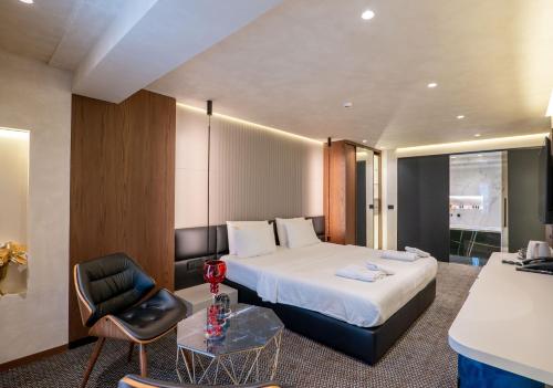 En eller flere senger på et rom på Mattis Hotel