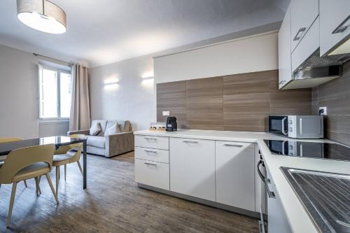 YD charming apartment near main station