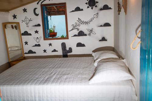 a bedroom with a bed with stars on the wall at Vila Borogodó- Casa in Barra Grande