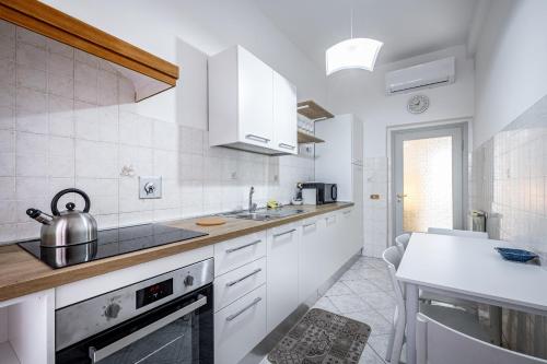 YD Bright 2 Bedrooms, Equipped Kitchen