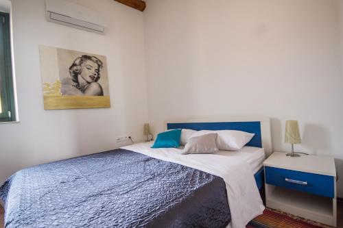 Postel nebo postele na pokoji v ubytování Apartments Umag Center, seafront with terrace in Umag