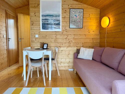 a living room with a couch and a table at 101 Tiny House Elbhütte mit Wiesenblick in Bleckede